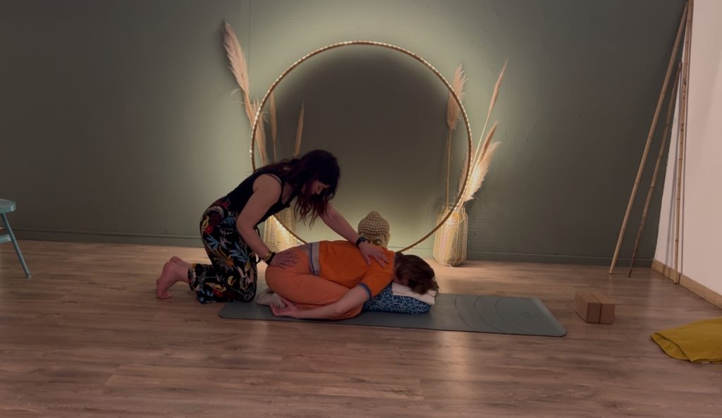 Pratique de yoga sur tapis