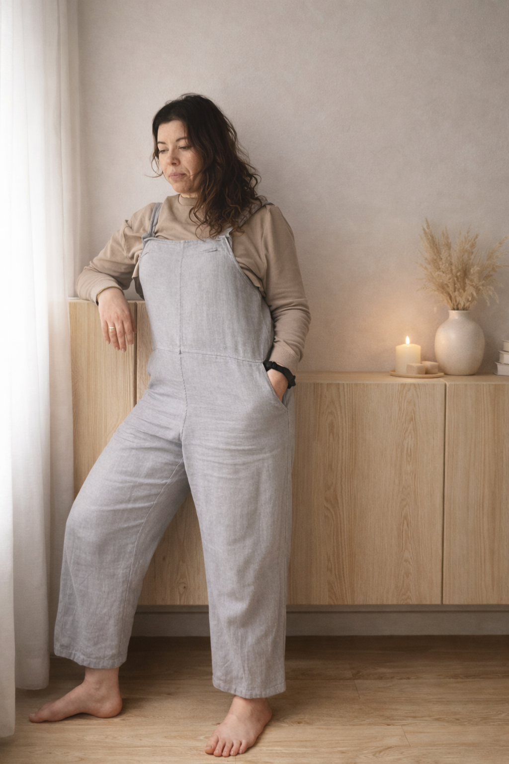 Femme enceinte dans un espace calme et lumineux